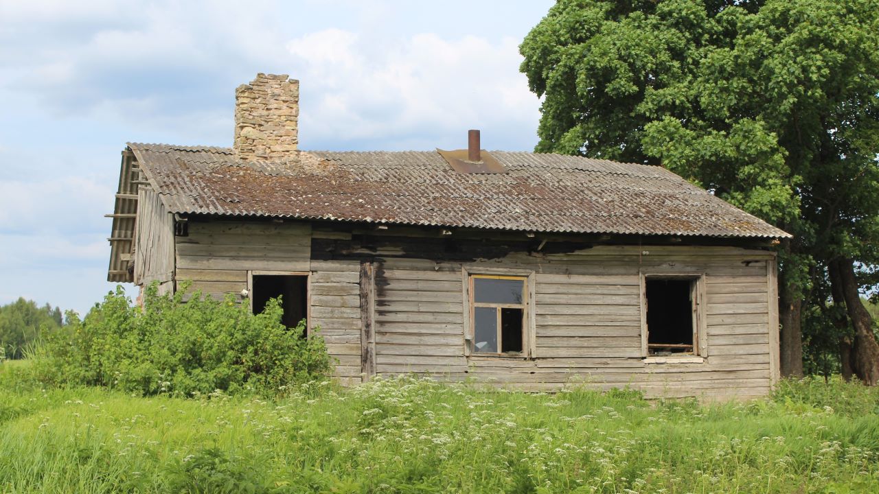 House roof in need of repair