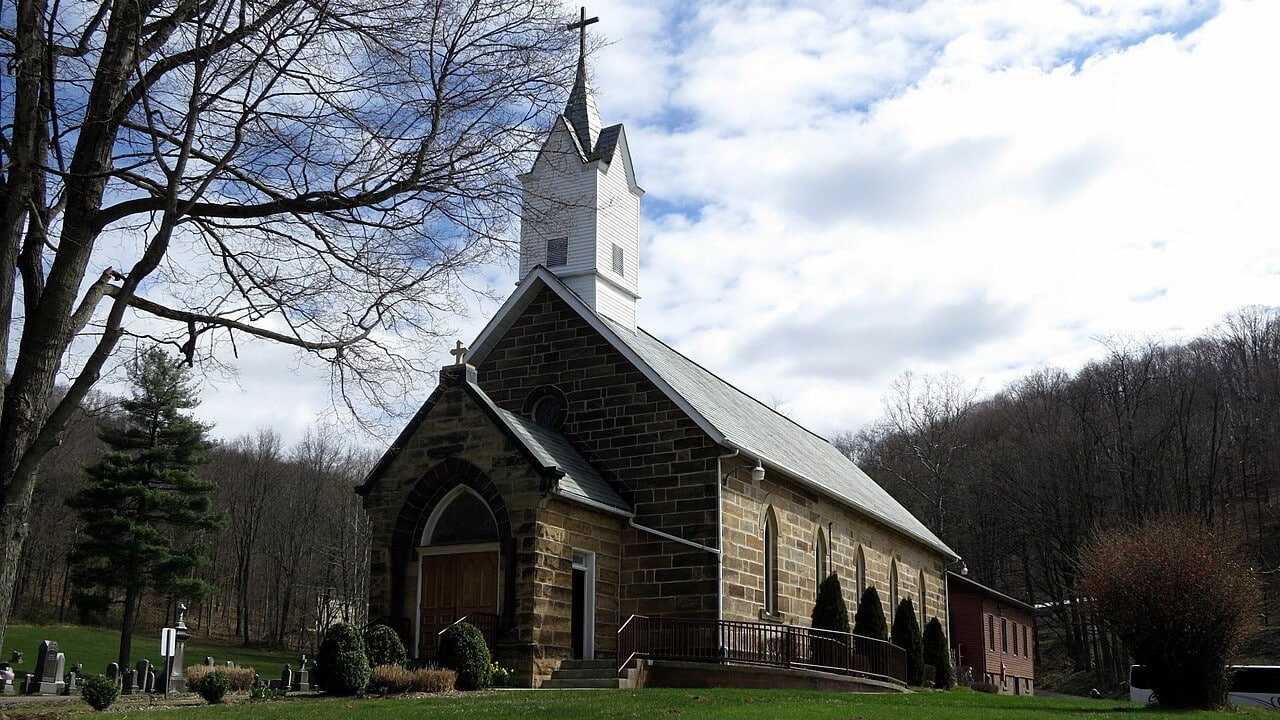 Saints_Peter_&_Paul_Catholic_Church_(Glenmont,_Ohio)_-_exterior